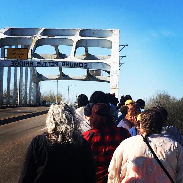 阿拉巴马州塞尔玛的MCLA学生穿过埃德蒙·佩特斯桥