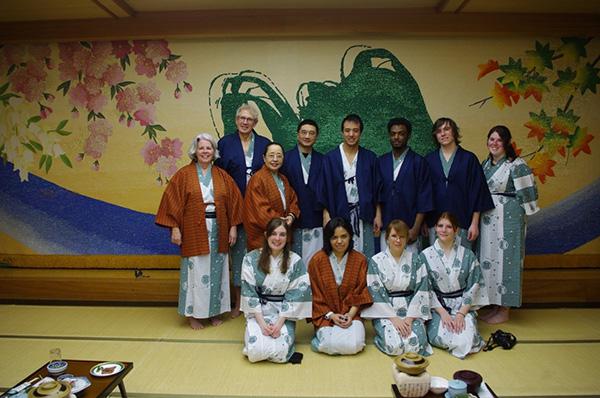 教授和学生们盛装出席日本宴会